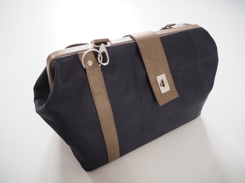 large donkerblauw-zand